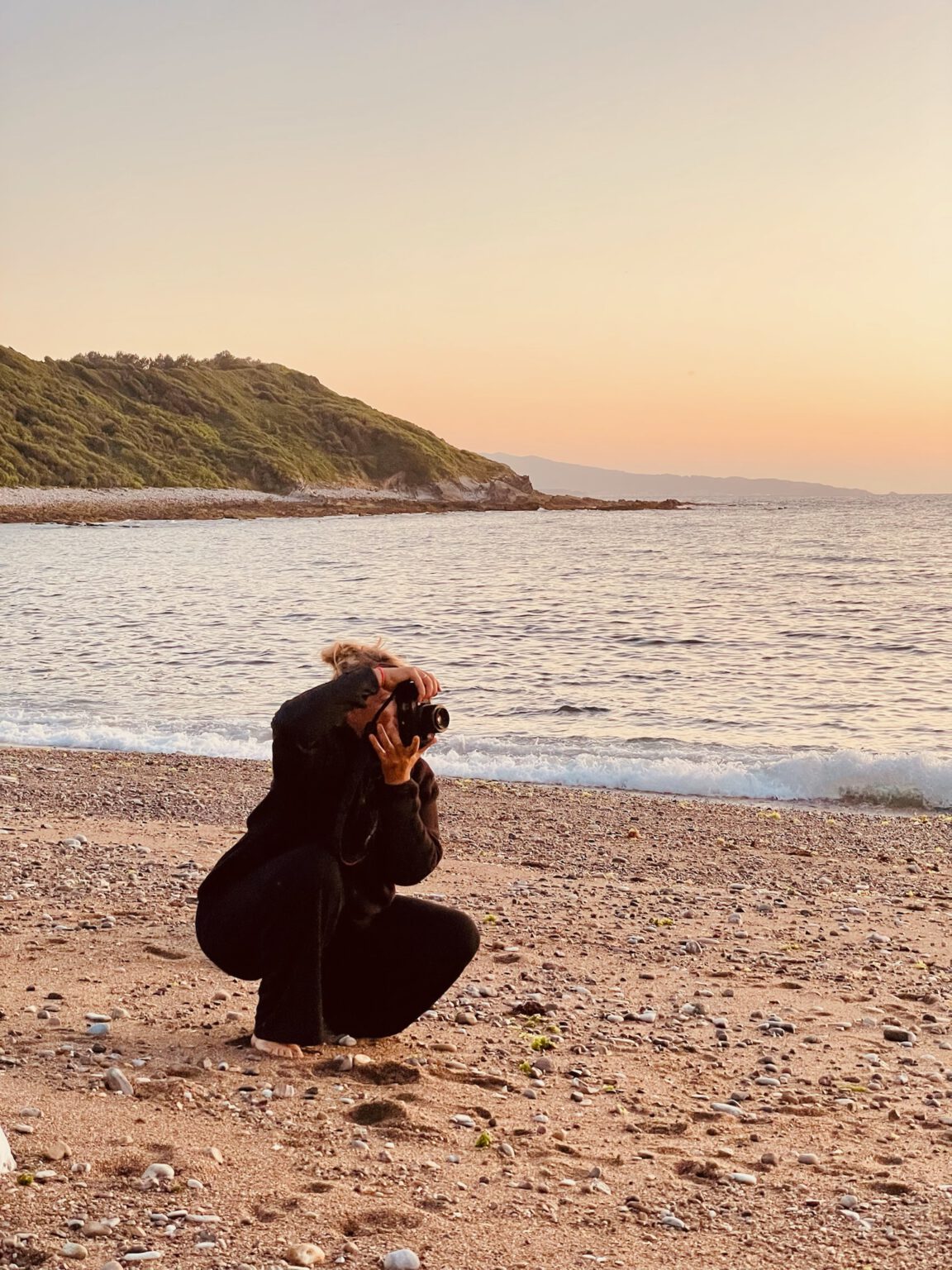 Jenny beim Fotografieren am Strand