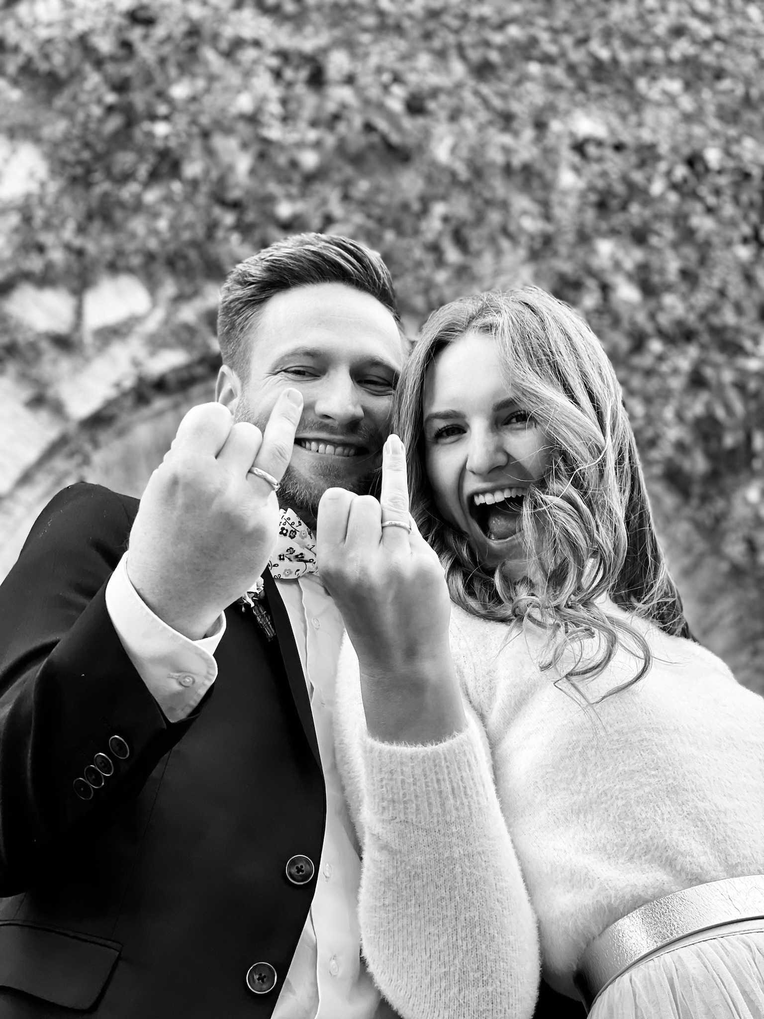 Brautpaar zeigt stolz die Ringe