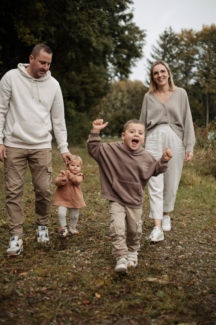 Familie beim Spaziergang im Herbst