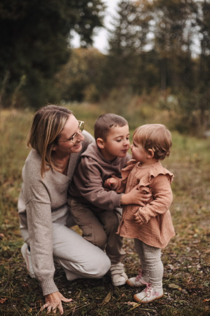 Mama mit ihren Kindern im Arm