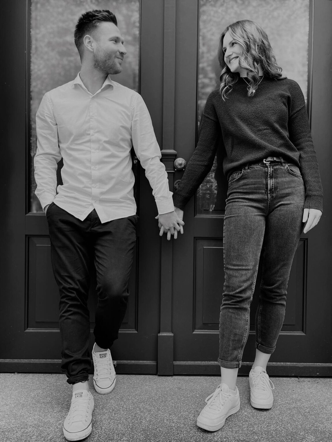 Paar Hand in Hand
