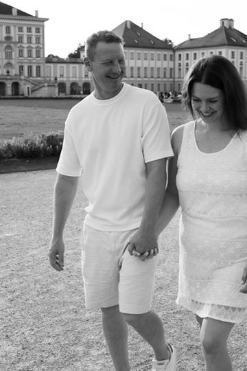 Paar beim Spaziergang am Schloss