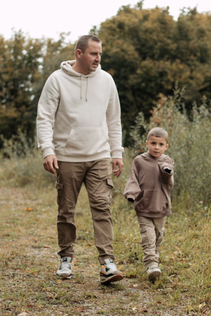 Papa und Sohn auf dem Waldweg