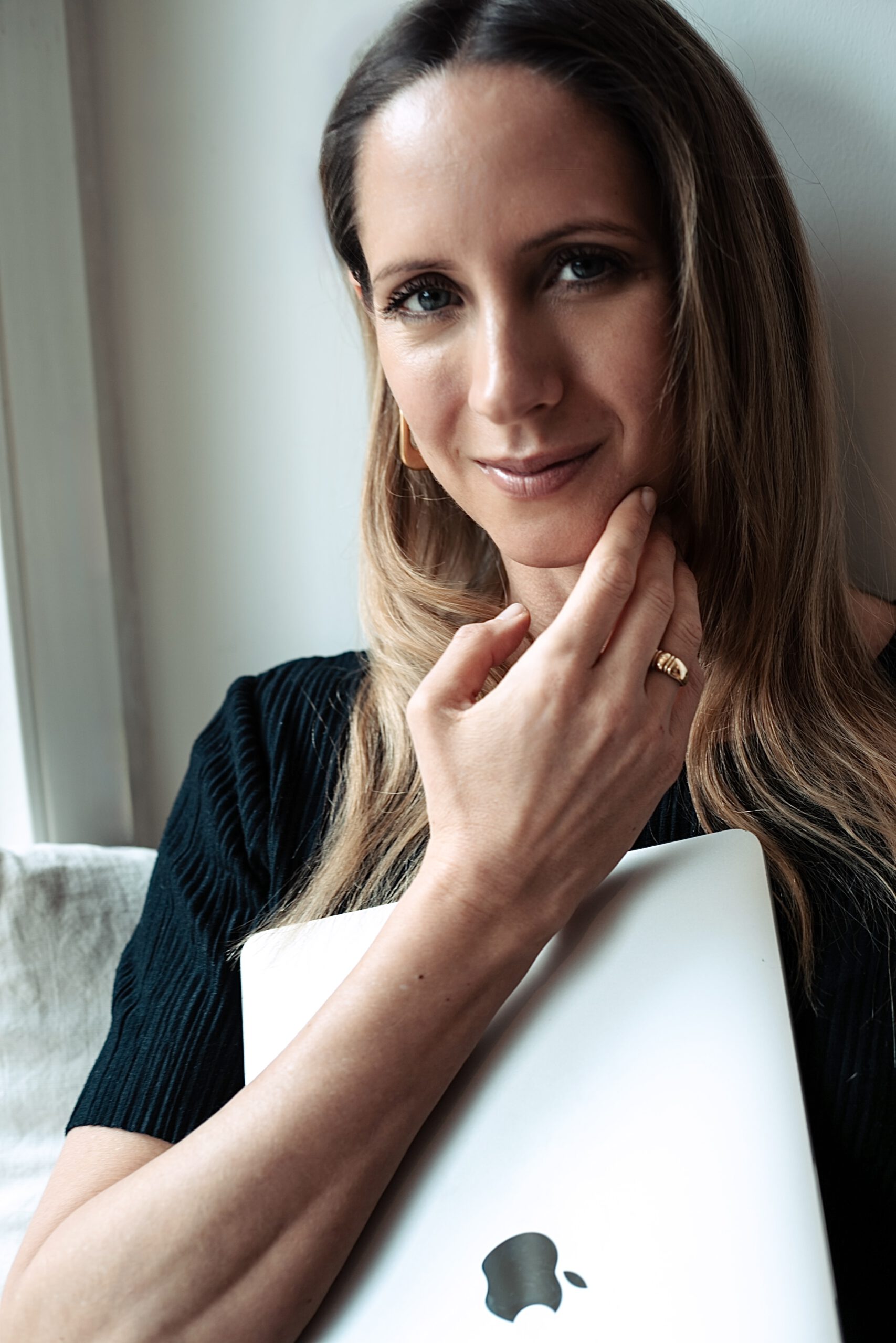 Portrait mit Hand am Kinn