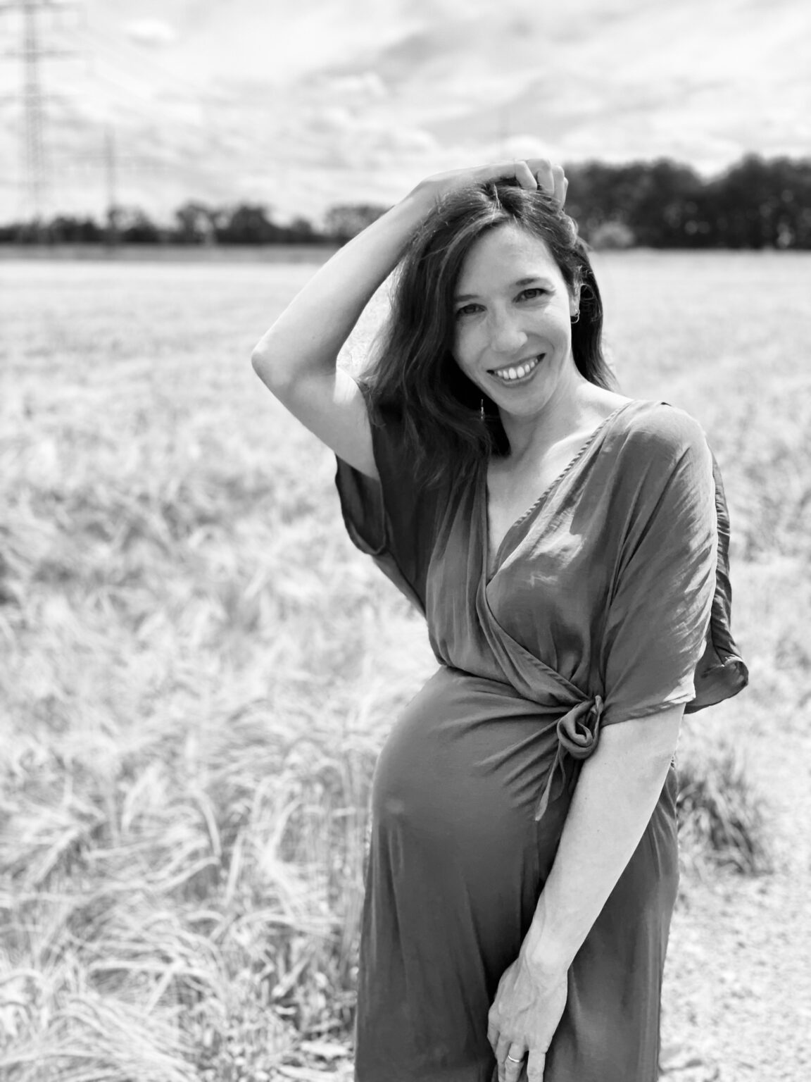 Babybauch im Kornfeld