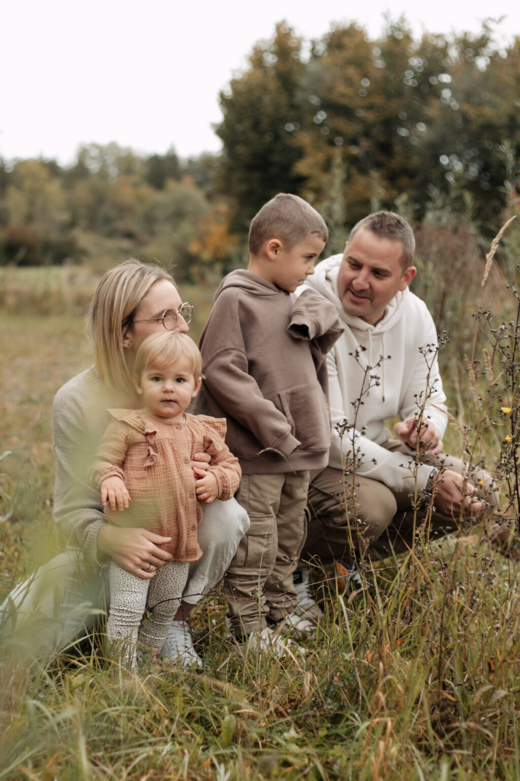 Familie im herbstlichen Feld